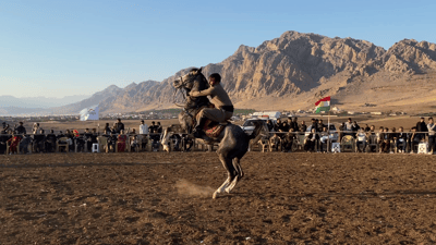 فرس وكرد وعرب ونساء على ظهور الخيل بين جبال رانية (فيديو)