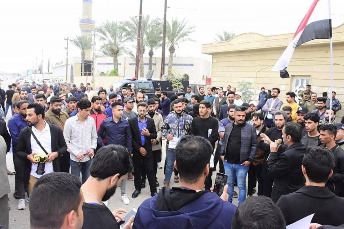 صور: النعمانية تتظاهر ضد العزيزية والصراع سببه “قبر المتنبي” وصرح أكاديمي جديد