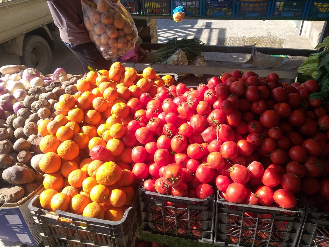 بغداد: دجاج حيّ بـ 3000 آلاف دينار فقط في الحرية.. عروض للفاكهة أيضاً (صور)