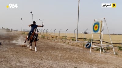 بەسەر پشتی ئەسپەکەیەوە رمبازی دەکات