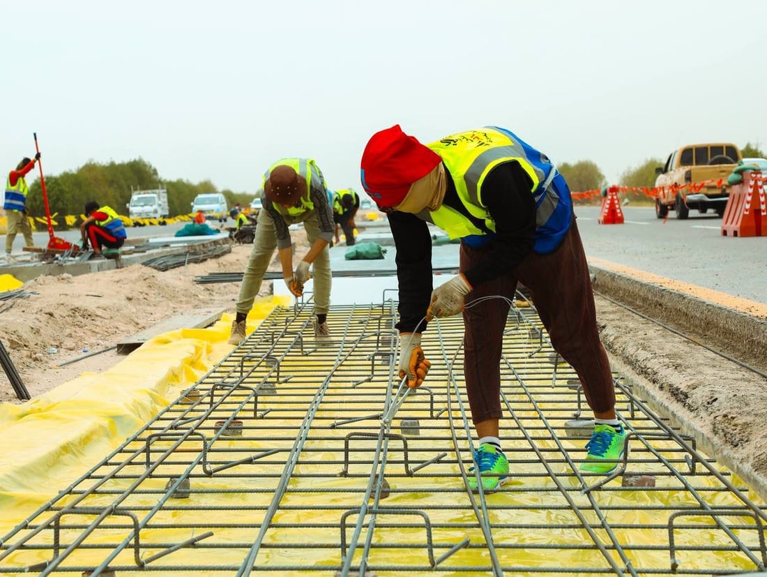 صب وإنارة وأشجار “الجلفلورا”.. صور من أعمال الجزرة على طريق سفوان والزبير