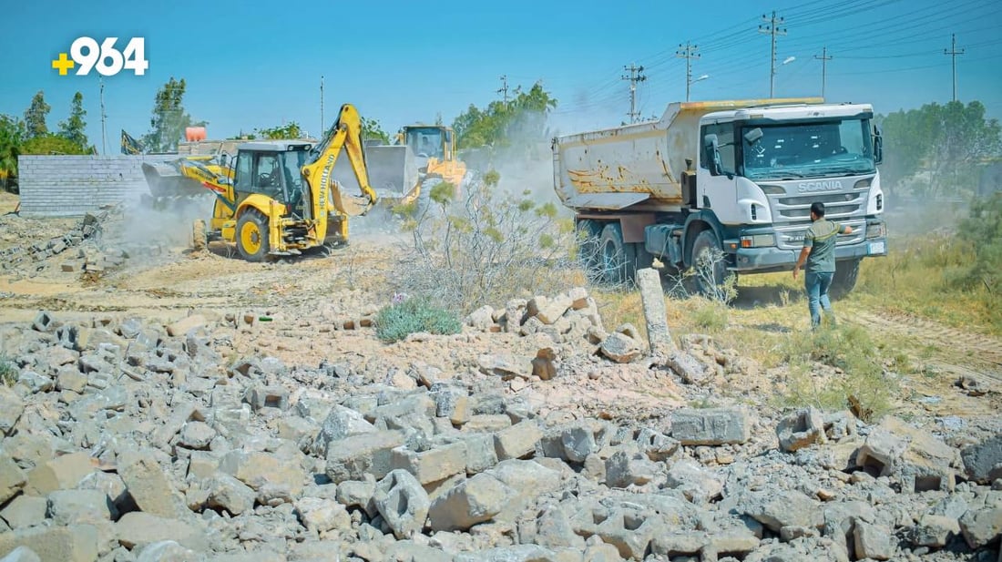 صور: شفلات البلدية تجرف منزلين متجاوزين على أراضي الدولة في البصرة