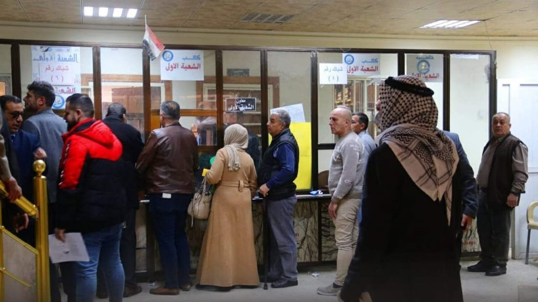 طوابير الموصليين في “طابو الأيسر” لا تنتهي والمحافظ يتدخل