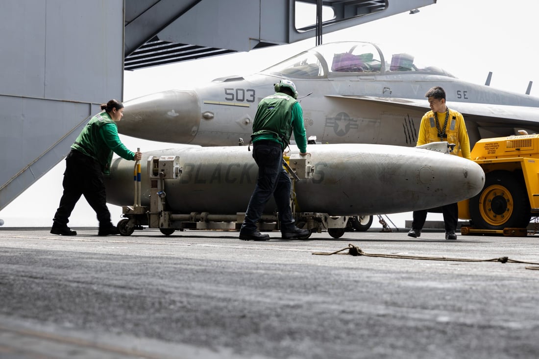 چەند فڕۆکەیەک لەسەر کەشتی یو ئێس ئێس جێڕاڵد فۆرد لە دەریای سوور هەستاون