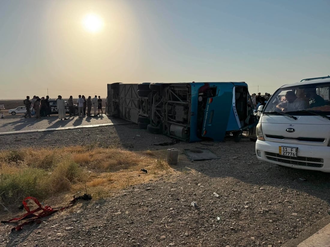 مشاهد مؤلمة.. حادث مروع بين باص سياحي يقل عوائل من بغداد و “تريلة” في نينوى