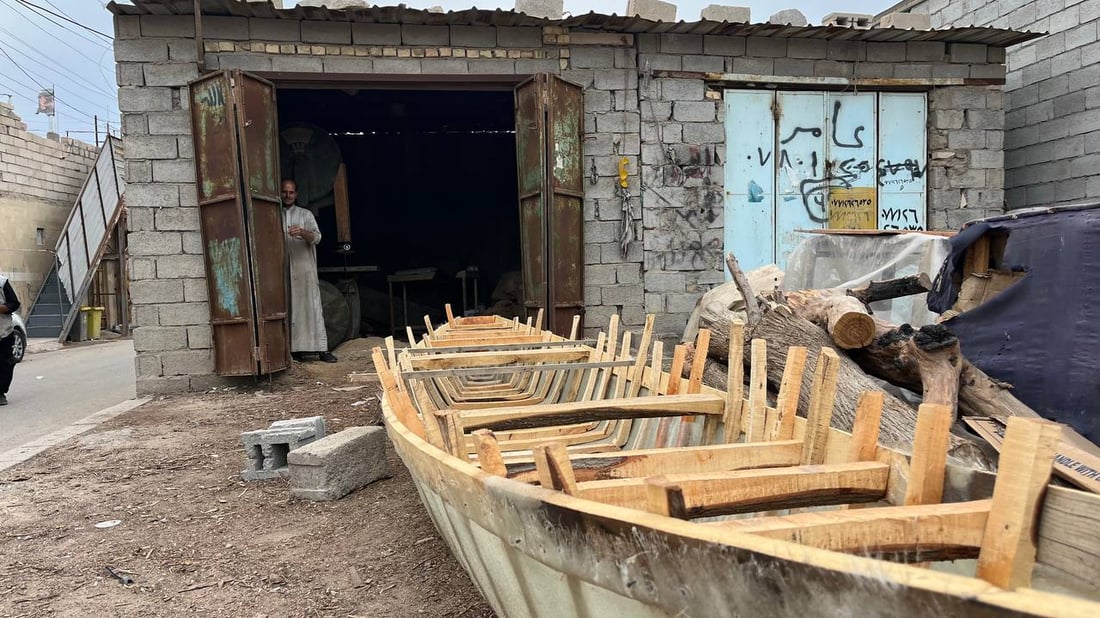 صيادو البصرة يبحرون بـ “الفايبر كلاس” ولا يفضلون الخشب.. صور من ورشة “حجي علي”