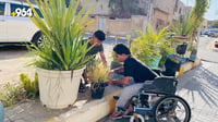 على كرسي متحرك.. ثلاثيني يزيّن شارعاً في هيت بالإنارة و...