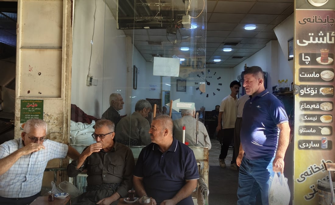 “چایچي” يمنع التدخين في المقهى 4 ساعات يومياً (صور)