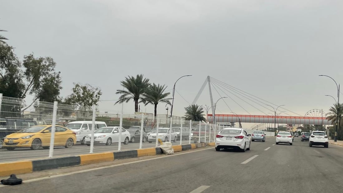 صور: بعقوبة تمنع العبور على سريع 7 نيسان بحاجز معدني.. اذهبوا الى جسر المشاة