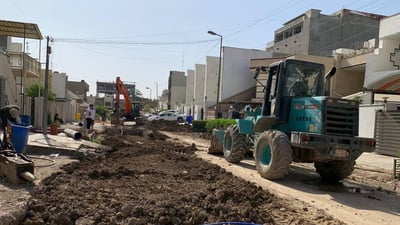 المجاري قديمة والمياه تتسرب.. المأمون تغلق زقاقاً كاملاً لإصلاح تخسف مزمن (صور)