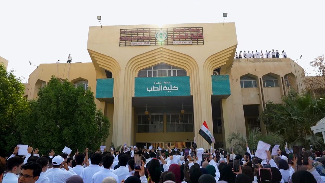 إقالة عميد كلية الطب الذي يغلق الكافتريات ويقتلع الأشجار بعد اعتصام طلاب البصرة