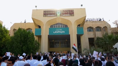 كلية الطب تنتفض على عميدها في البصرة: فصل جماعي والكافتيريا مغلقة