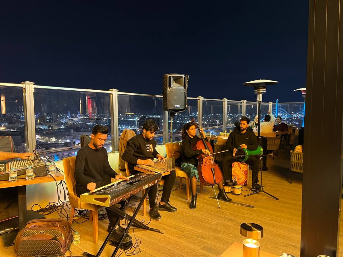 ظهروا في “يوز تالنت” فضجّت بهم البصرة.. صور من حفلة “كاست باند” في فندق موفنبيك