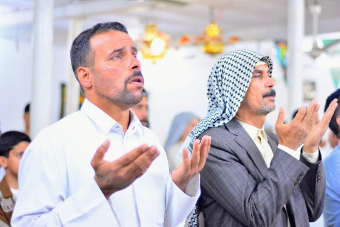 صور: غماس قرأت زيارة الحسين ووزعت “البحت” بعد صلاة العيد