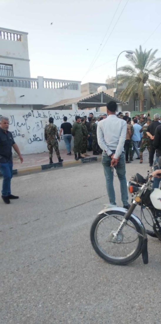 “مغلق باسم الحشد”.. تظاهرة أمام مكتب سجاد سالم في الكوت (صور)