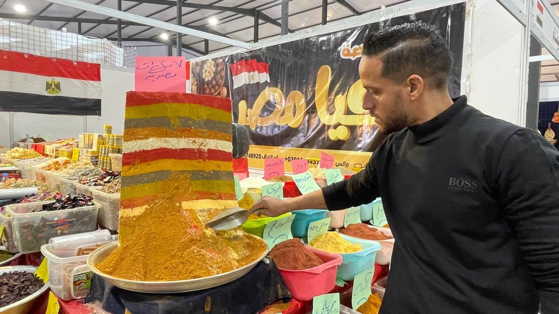 المصريون يعرضون خلطات البهار الخاصة في معرض بغداد و”يتحدثون كثيراً” عن أسرارها