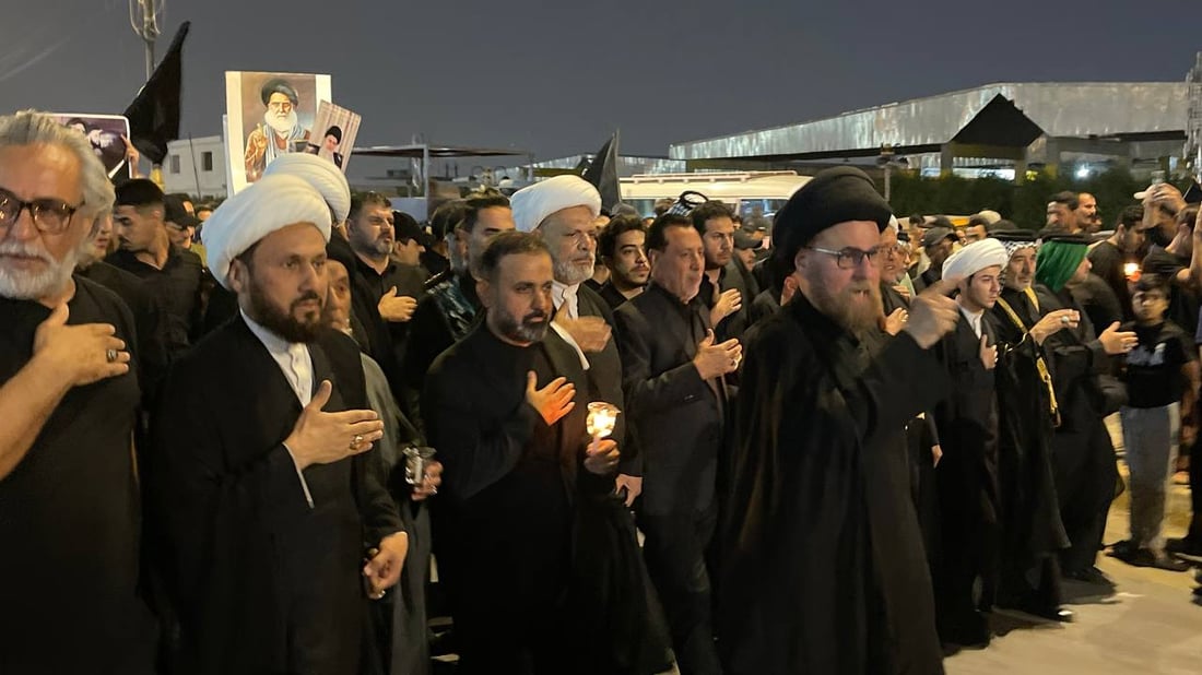 صور ليلية من مدينة الصدر.. حشود تحمل الشموع والتابوت الرمزي في ساحة مظفر