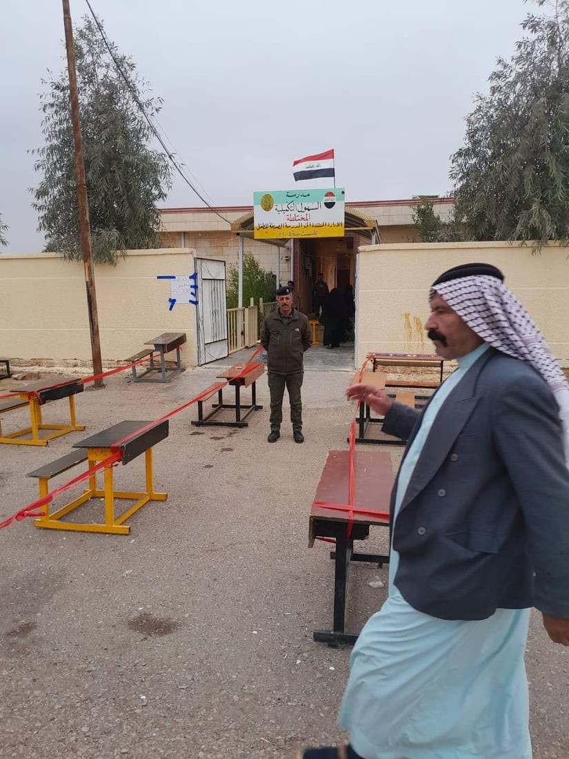 طفلة جربت الحبر البنفسجي.. صور من الاقتراع العام في الرمادي