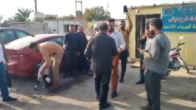 هلاهل وخروف.. موظفون فرحون بخروج مديرهم من توقيف النزاهة في ديالى (صورة)