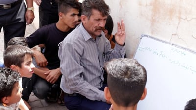الصورة الأشهر هذا الأسبوع.. معلم من هيت يدرس طلاب البكالوريا حتى آخر لحظة (فيديو)