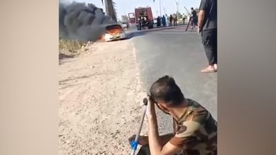 جلس يراقب النيران وهي تلتهم سيارته.. منتسب في الحشد ينجو من حريق بالخالص (فيديو)