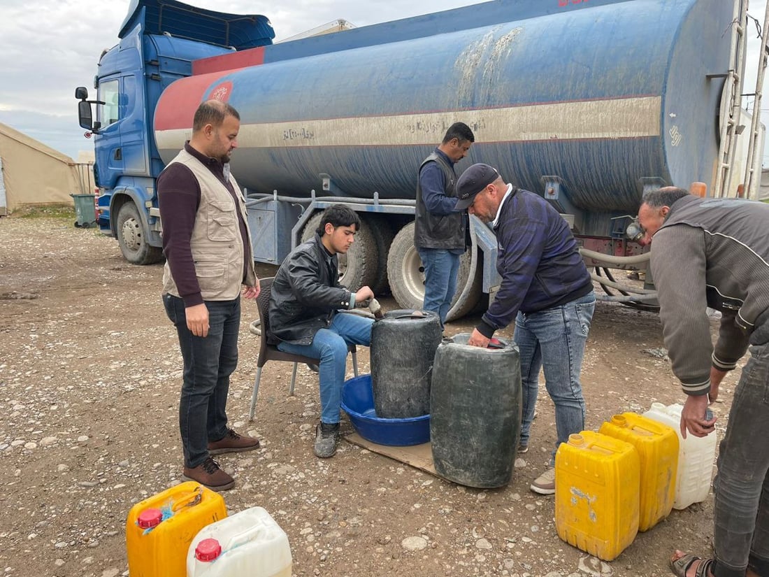 50 لتراً لكل أسرة.. الهجرة توزع 30 ألف لتر من النفط داخل مخيم “الخازر”