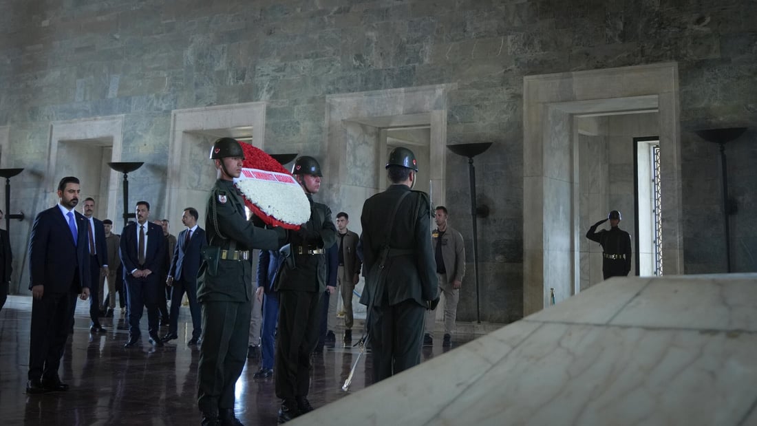 الزيدي يبدأ زيارة تركيا بوضع الورود على قبر أتاتورك