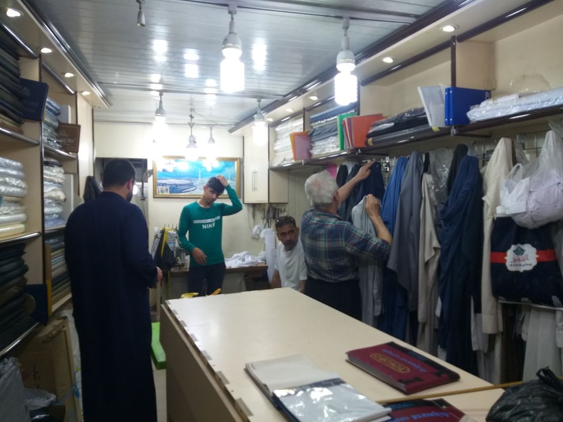 أقدم خيّاط في الكاظمية.. لا يتأثر بالمستورد ولا يضع يافطة إعلانية لواجهة المحل