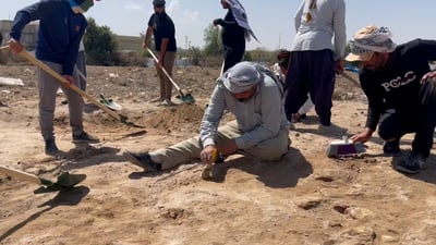 فريق آثاري يفتش التل بحثاً عن بيوت العباسيين.. موقع مهمل كان مكباً للنفايات بالكوفة