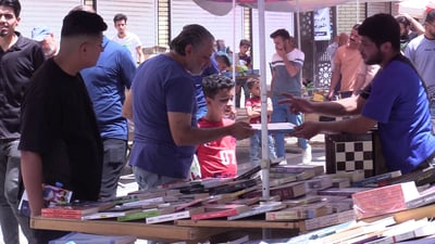 شباب العراق يبحثون عن “لغات الحب”.. والطلب يزداد على الجواهري ودستويفسكي (فيديو)