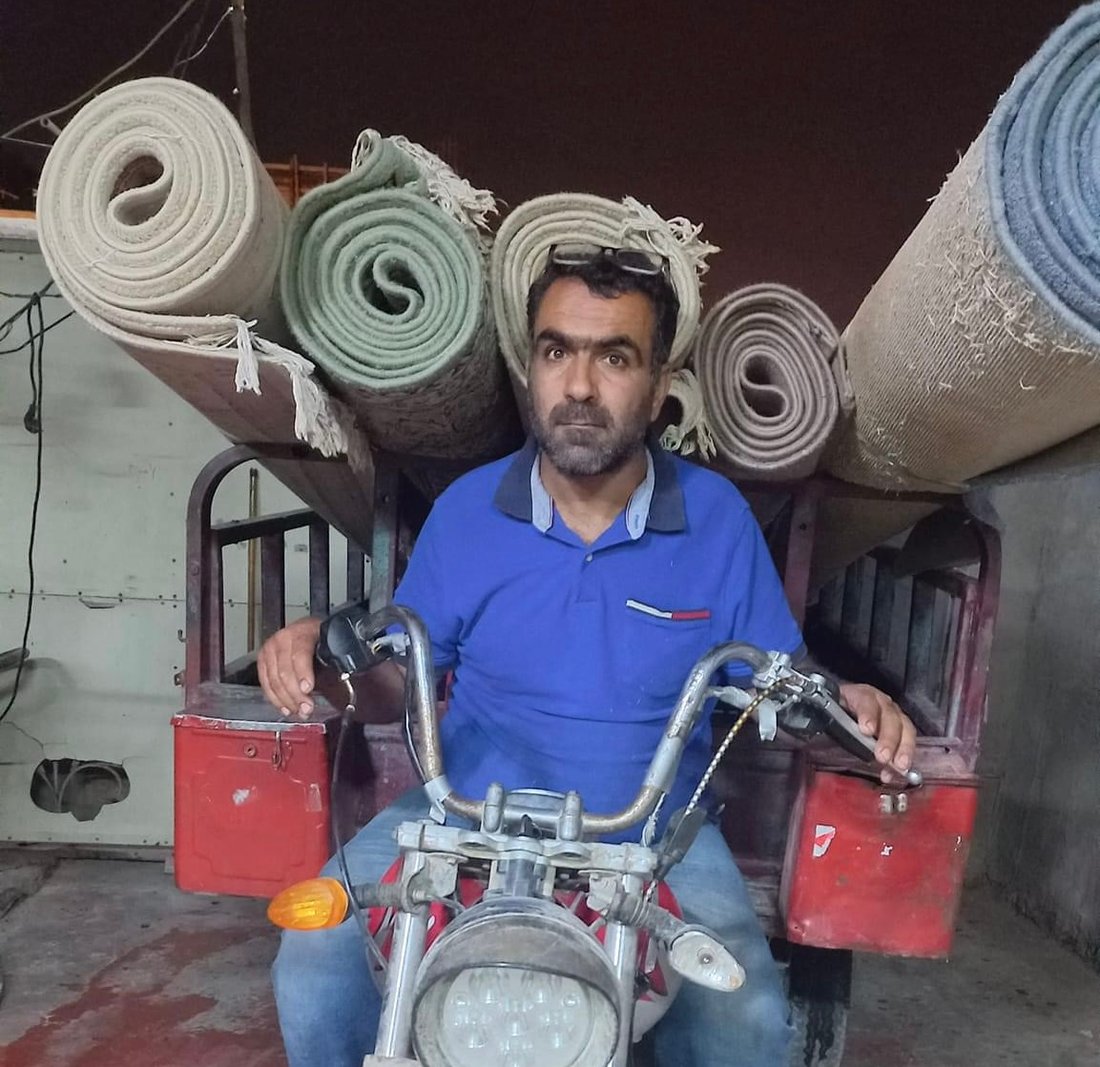 محمد سليمان يغسل سجاد خور الزبير على سطح منزله ويوصلها للزبائن بالستوتة (صور)