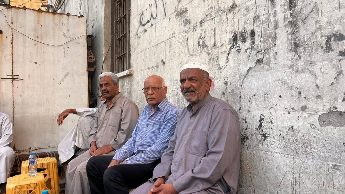 مقهى سمير يتابع “التطورات” عبر وتساب.. بعض ما يجري في “البصرة العثمانية”