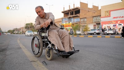 يمشط شوارع الكوت بمغناطيس.. أسامة العزاوي يتحدث لـ 964 من كرسيّه (فيديو)