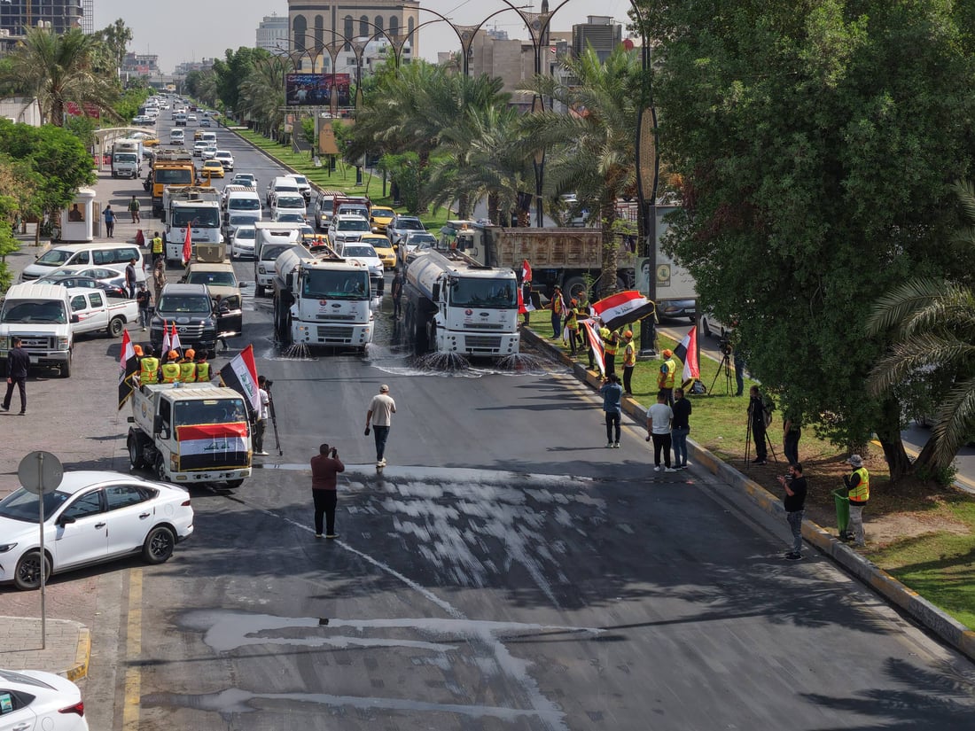 صهاريج تطلق الماء وأعلام وعمال فوقها.. بلدية الكرادة ترسم بهجة يوم السيادة
