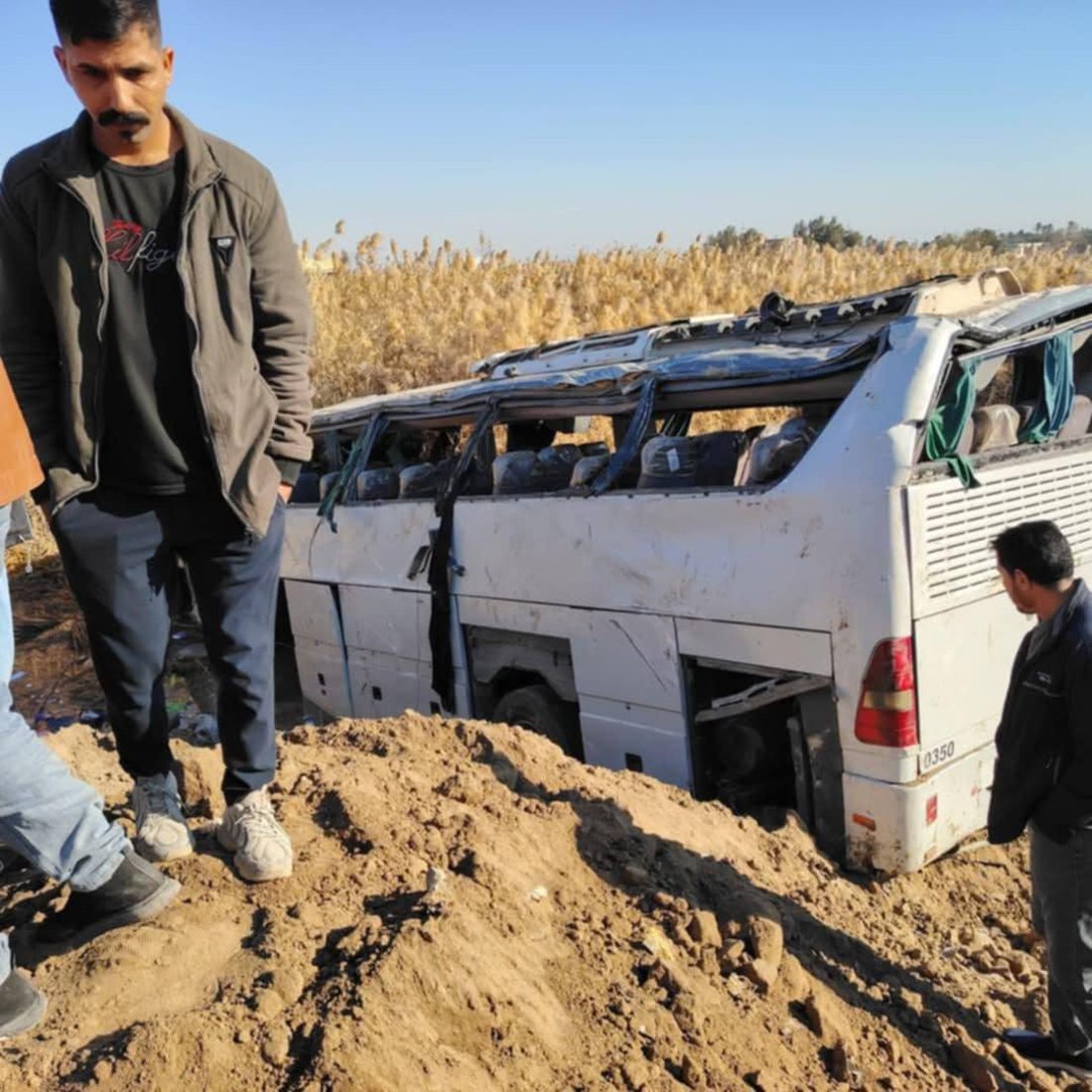 صور: عشرات الضحايا في اصطدام باص للزوار بسيارة طلبة على طريق الديوانية النجف