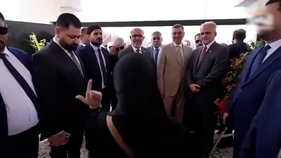 “لوما دم أخوتي داعش بطهران”.. بصراوية تفاجئ الوزير والمحافظ بأبيات تنتقد إيران