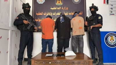 اعتقال أجنبي في الديوانية مع اثنين عراقيين بحوزتهم  1.5 كغم من الكريستال