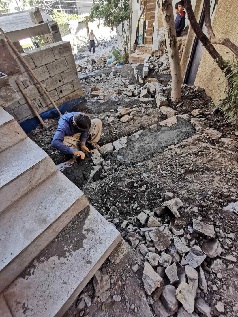 کارسازەکانی تەوێڵە بە بەرد هاتوچۆی کۆڵانەکان دروست دەکەن