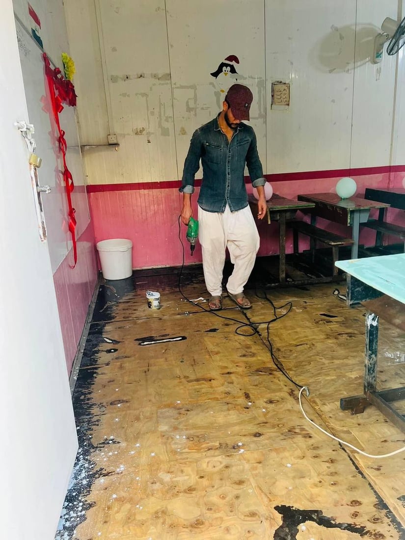 الحداد “عبد العزيز” يصلح الشبابيك والرحلات وينظف المدارس بالمجان (صور)