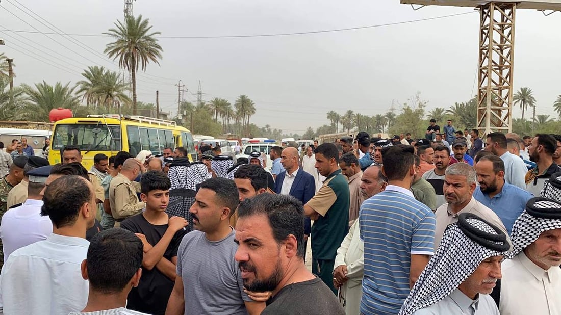 “لن نتحرك قبل إعادة المحطة المتنقلة”.. سكان الهندية يحاصرون دائرة الكهرباء (صور)