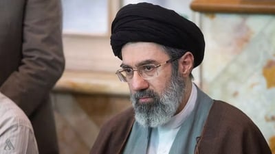 مجتبى خامنئي “شاب نشيط للغاية”.. مستشار المرشد يطمئن الإيرانيين
