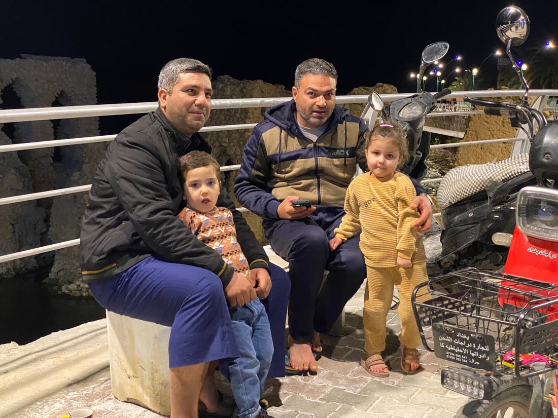 صور من هيت بعد التراويح.. الجميع إلى الكورنيش الهادئ والأركيلة بـ 2000