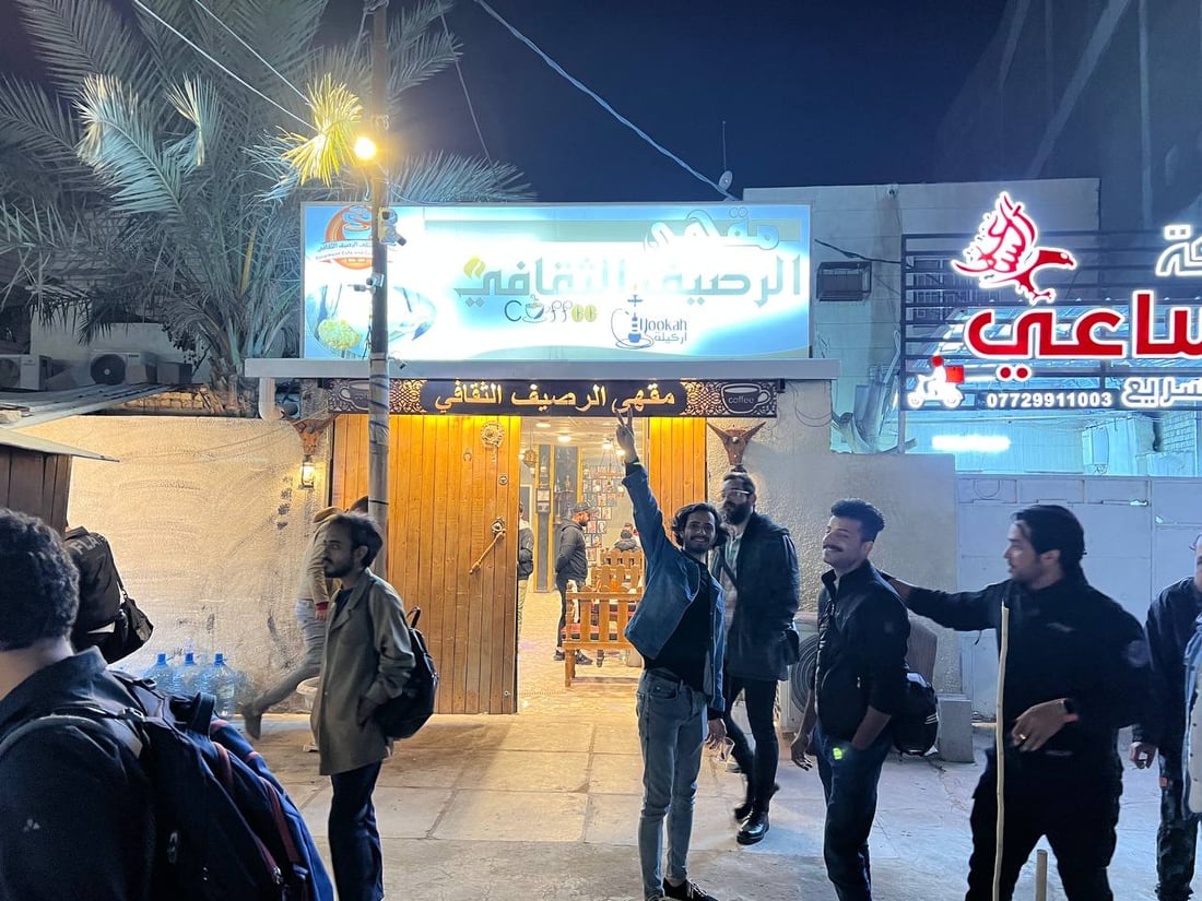 صور: شباب بصريون ينجحون بتحويل “بسطية” قهوة إلى ملتقى ثقافي