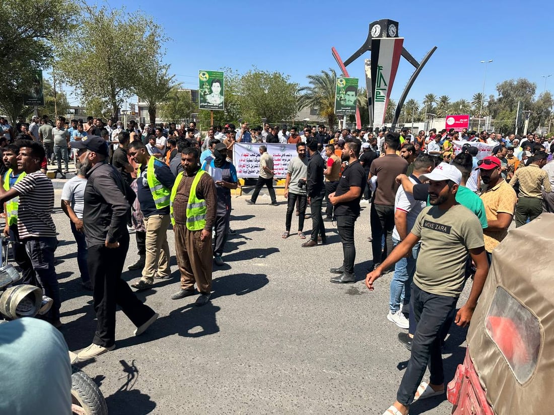 صور من فلكة الساعة في الديوانية.. تظاهرة حاشدة تطالب بتعديل سلم الرواتب