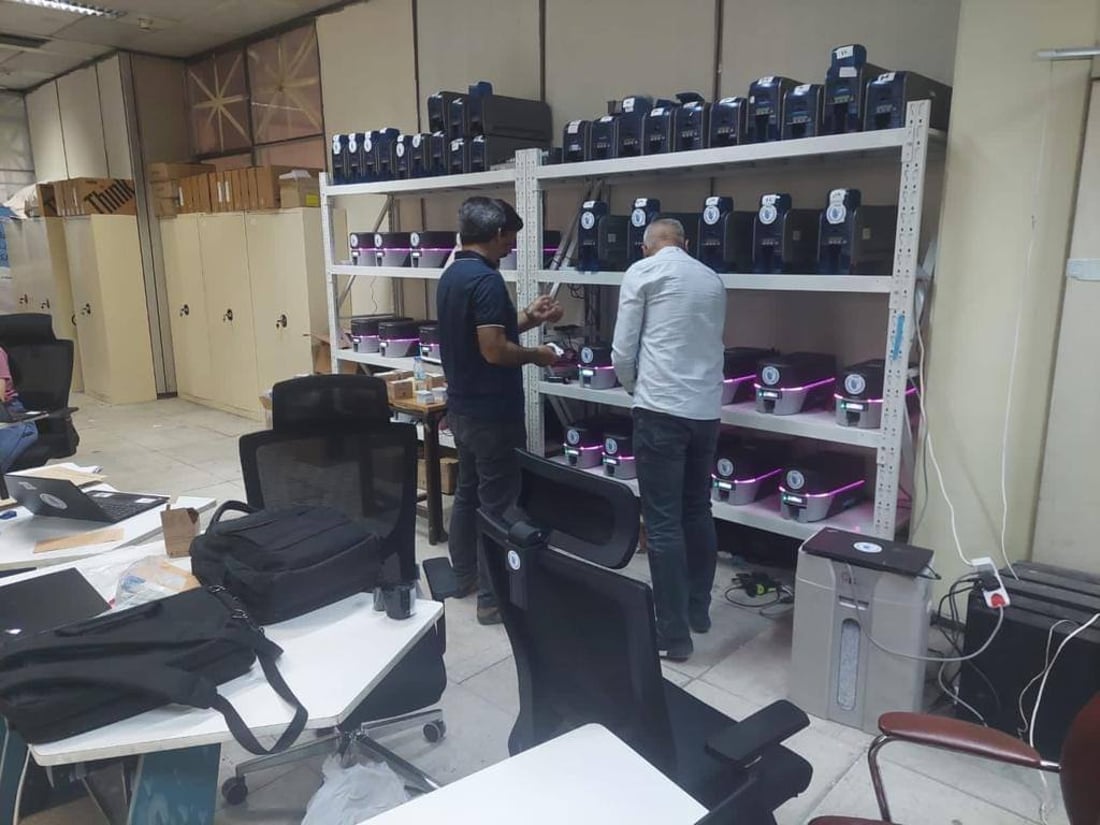 صور: التجارة تباشر بطبع البطاقات التموينية الإلكترونية لمحافظة المثنى