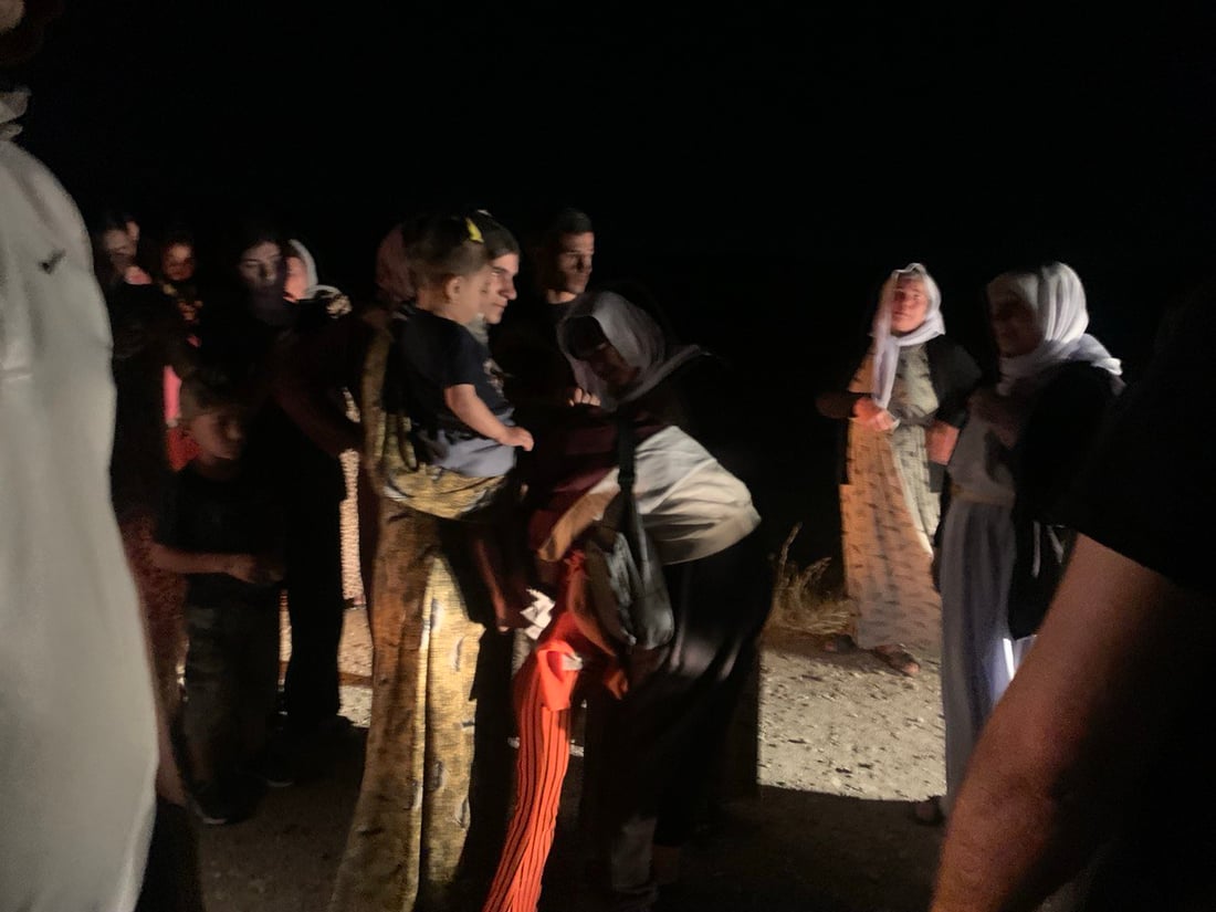 صور: أهالي سنجار يحتشدون في الليل لاستقبال “فوزية”.. اختطفها “داعش” قبل 10 سنوات