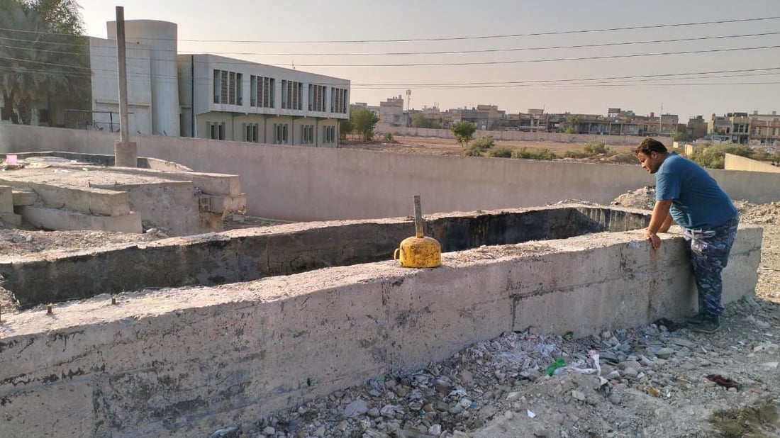 “الوضع لا يطاق والجميع يختنق”.. غازات المجاري تحاصر أهالي حي السلام (صور)