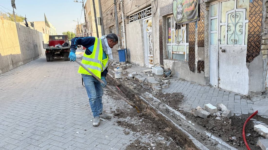 شيوخ أخيار يسهلون المهمة.. الكيبل الضوئي يسير بصعوبة في مدينة الصدر (صور)