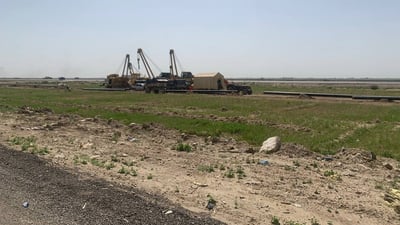 صور: أنبوب لنقل غاز فوق الأرض يرعب أهالي أبو غريب.. ماذا لو تسرب وانفجر؟