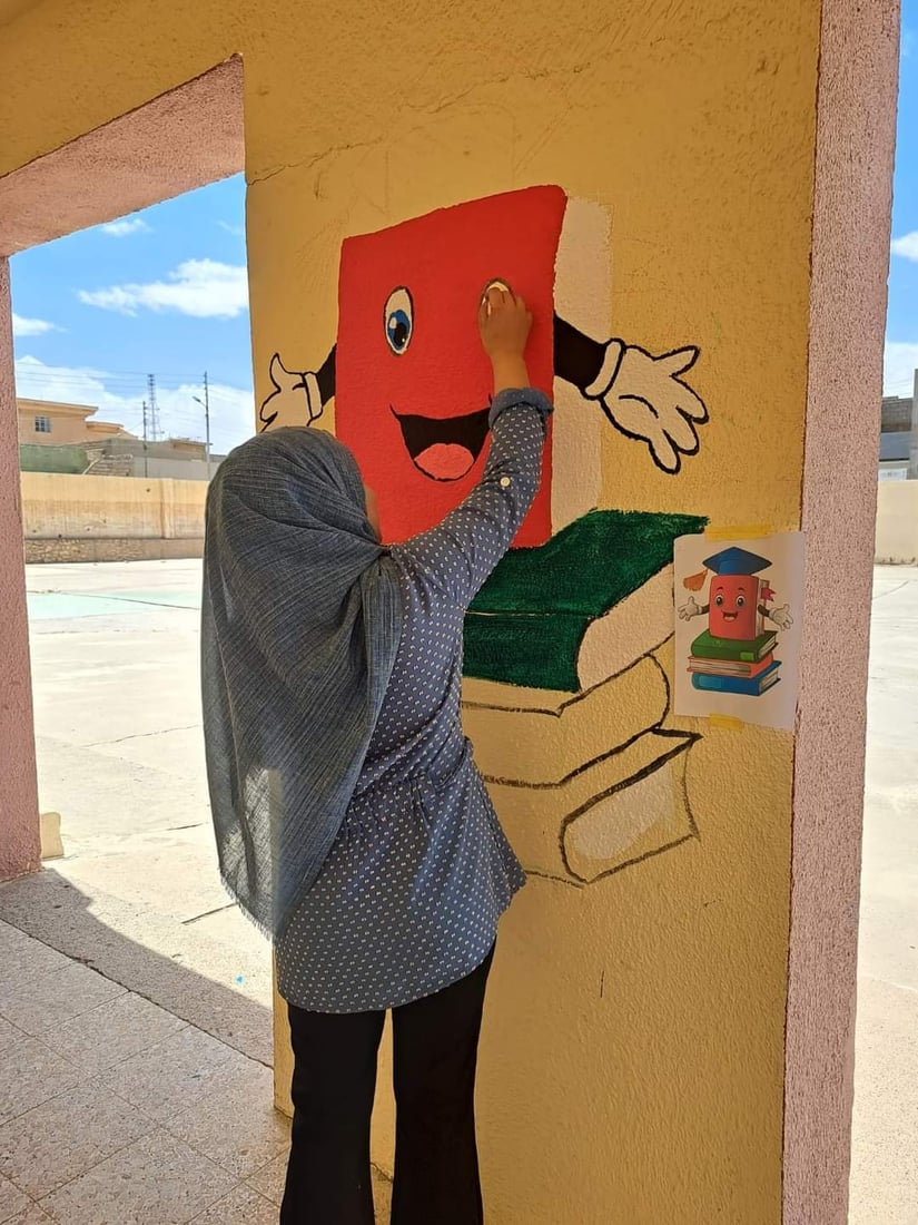 مبادرة الرائدة نزيهة سليم.. فنانو تلعفر يزينون المدارس برسوم كارتونية (صور)